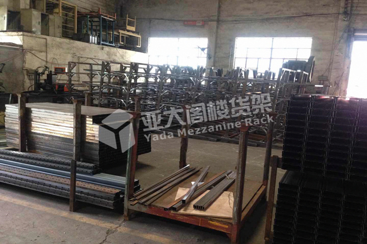 廣州亞大閣樓貨架廠家訂單不斷，工廠人員正全力以赴趕貨中